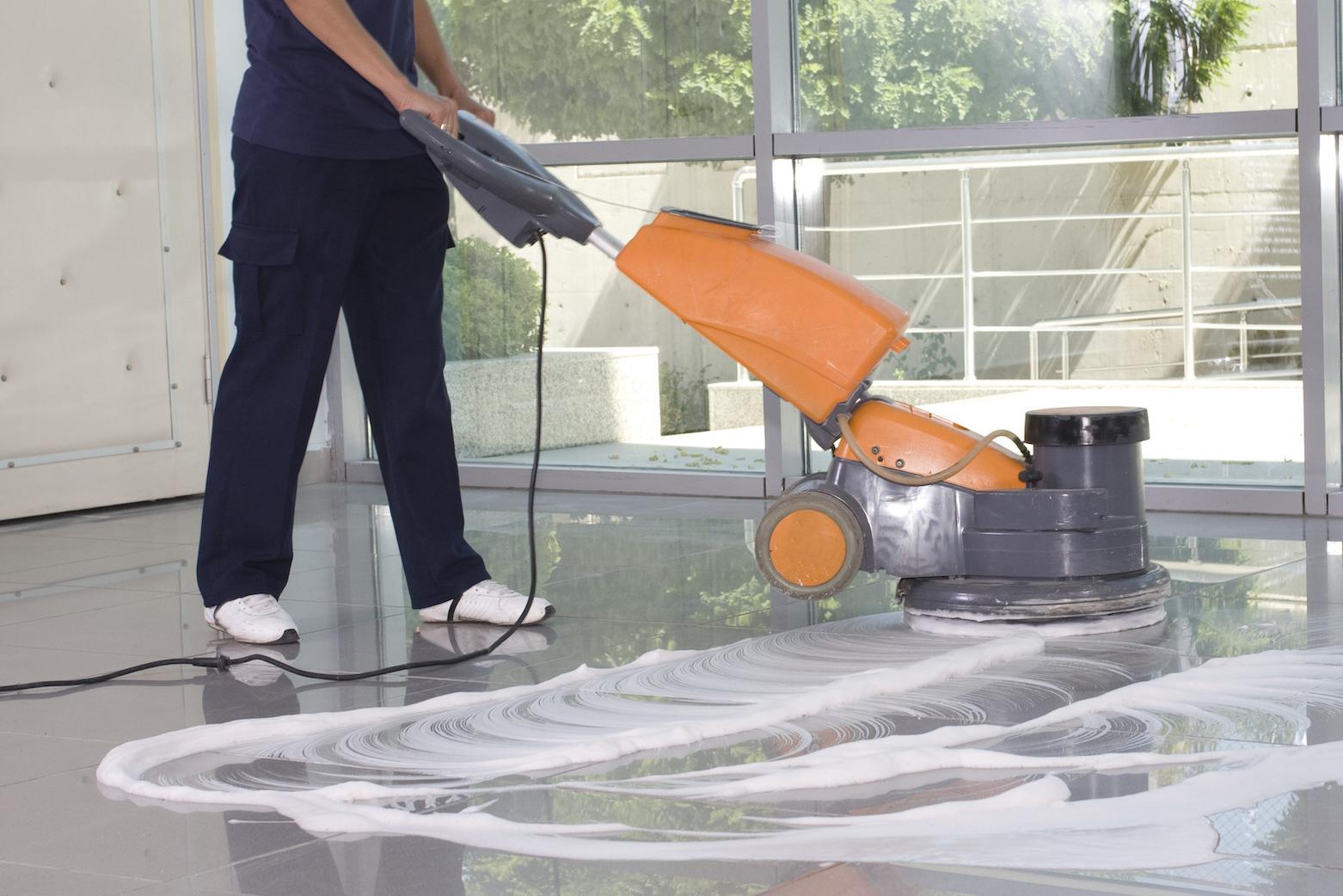 Floor being cleaned by an 10bet中文网 纳什维尔 employee